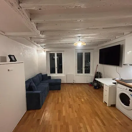 4 Person In 11eme Apartment